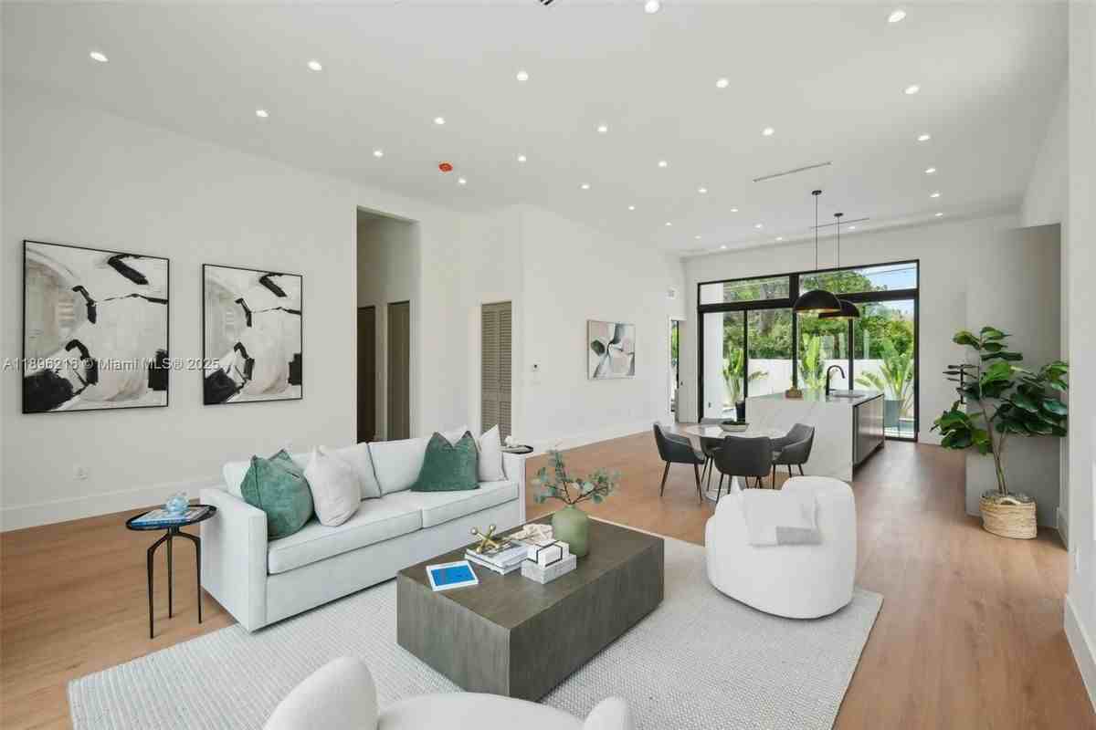 510 Nw 50th St - Photo 2 of 3