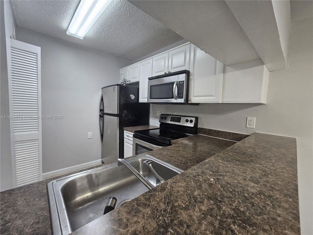 14107 Glenmoor Dr - Photo 4 of 7