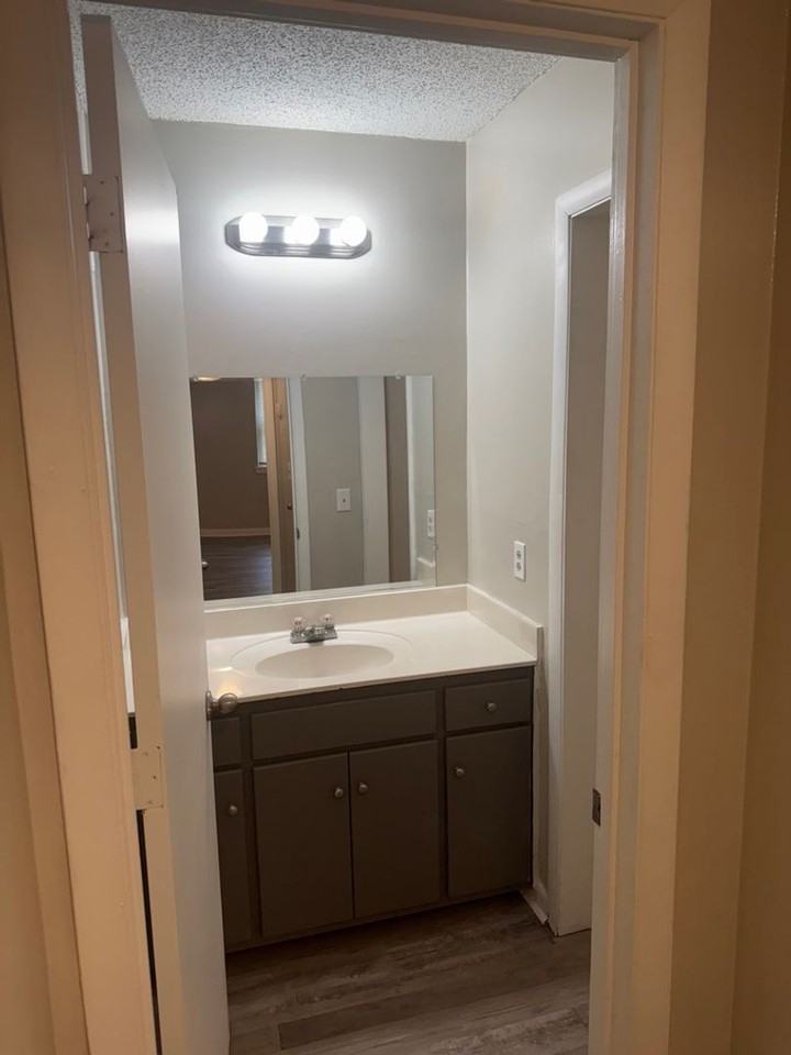 Manchester Arbors Apartments - Photo 3 of 5