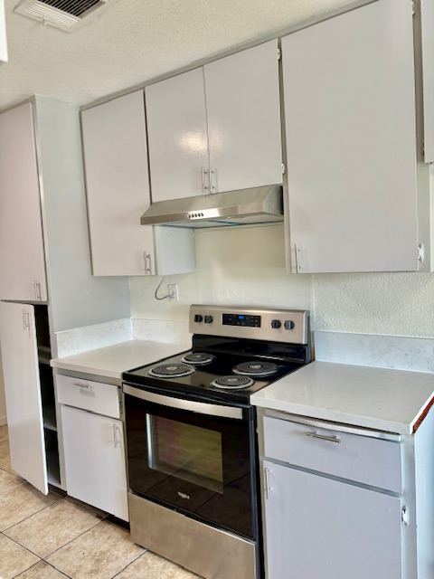 131 S Lemoore Ave - Photo 3 of 13