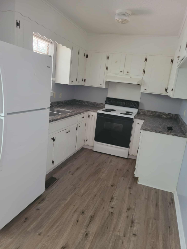 213 Hilltop Dr - Photo 2 of 13