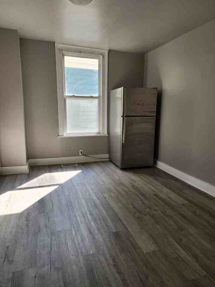 806 N 5th Ave #A - Photo 4 of 11