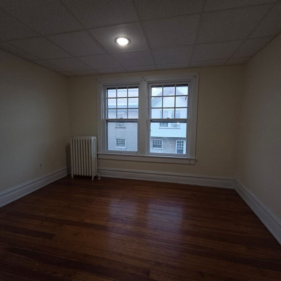 1126 W Allen St - Photo 2 of 32