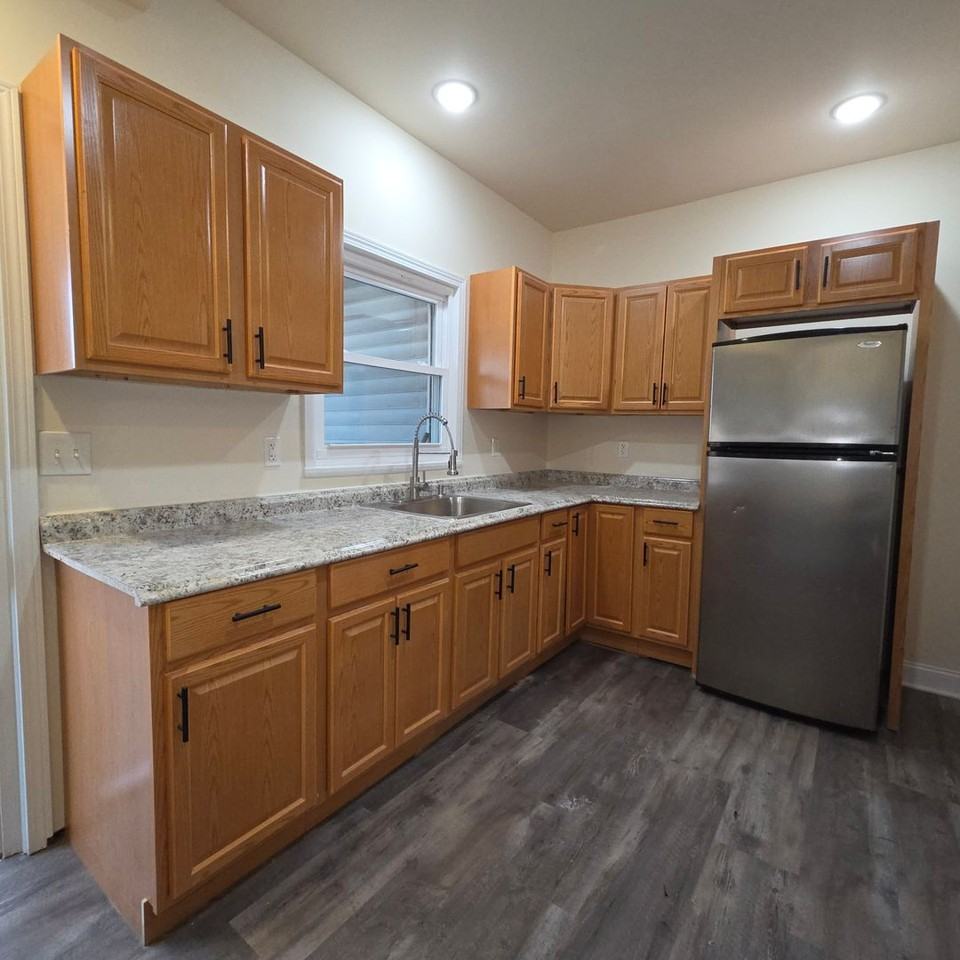 1126 W Allen St - Photo 4 of 32