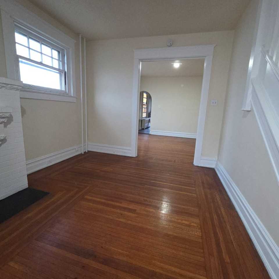 1126 W Allen St - Photo 5 of 32