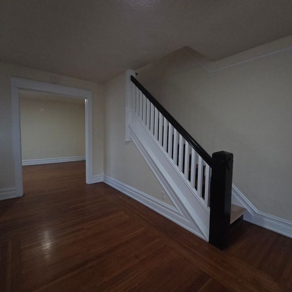 1126 W Allen St - Photo 6 of 32