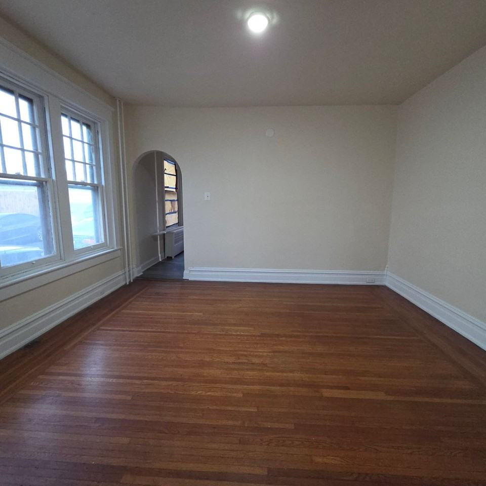 1126 W Allen St - Photo 7 of 32