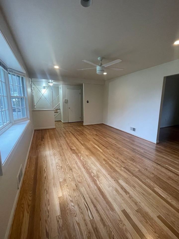 10317 Folk Street - Photo 4 of 31