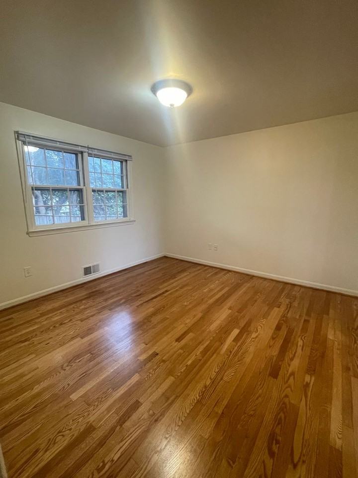 10317 Folk Street - Photo 7 of 31