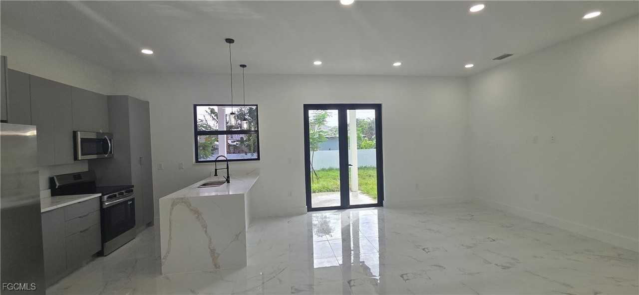 1631 Ne 34th St - Photo 3 of 25