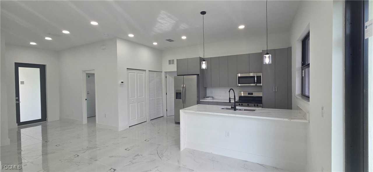 1631 Ne 34th St - Photo 4 of 25