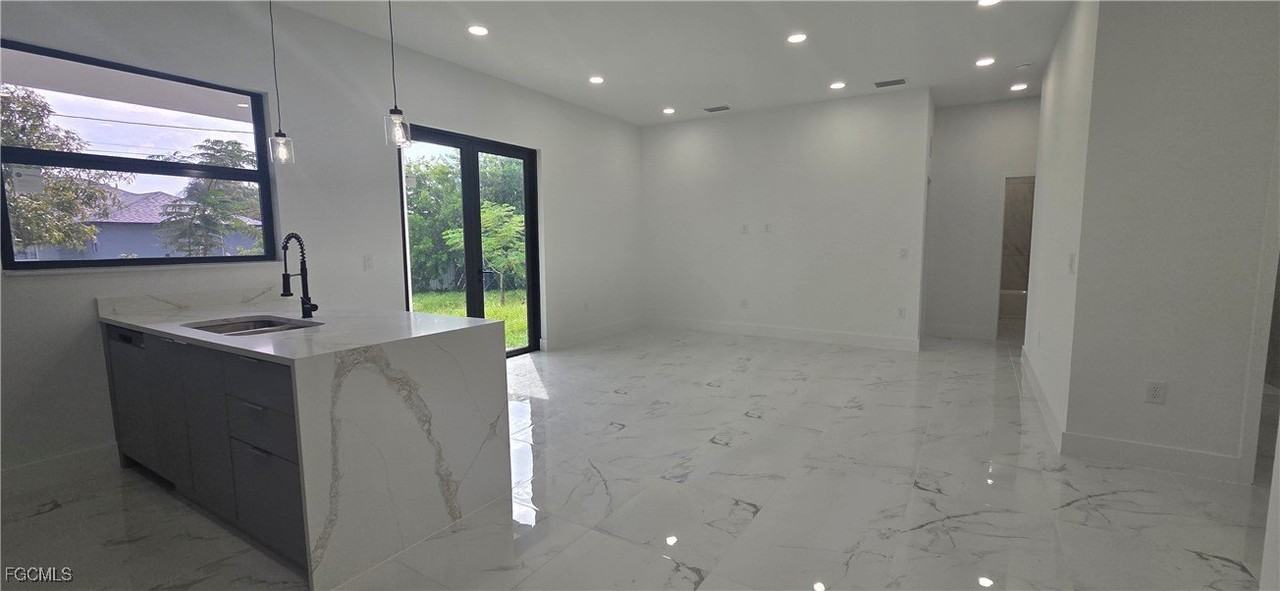 1631 Ne 34th St - Photo 5 of 25