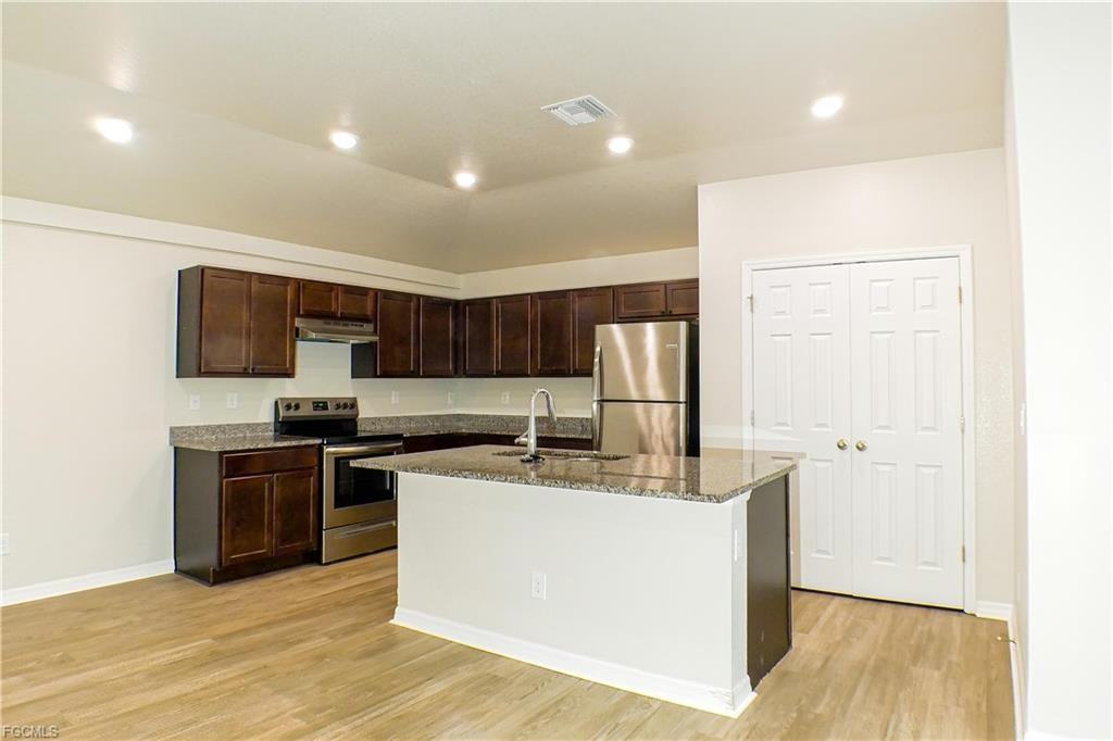 343 Reeves St - Photo 2 of 8