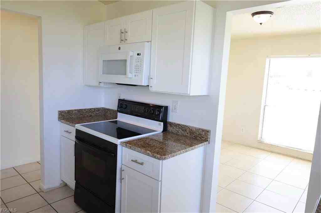 1733 Northeast 7th Place - Photo 6 of 8