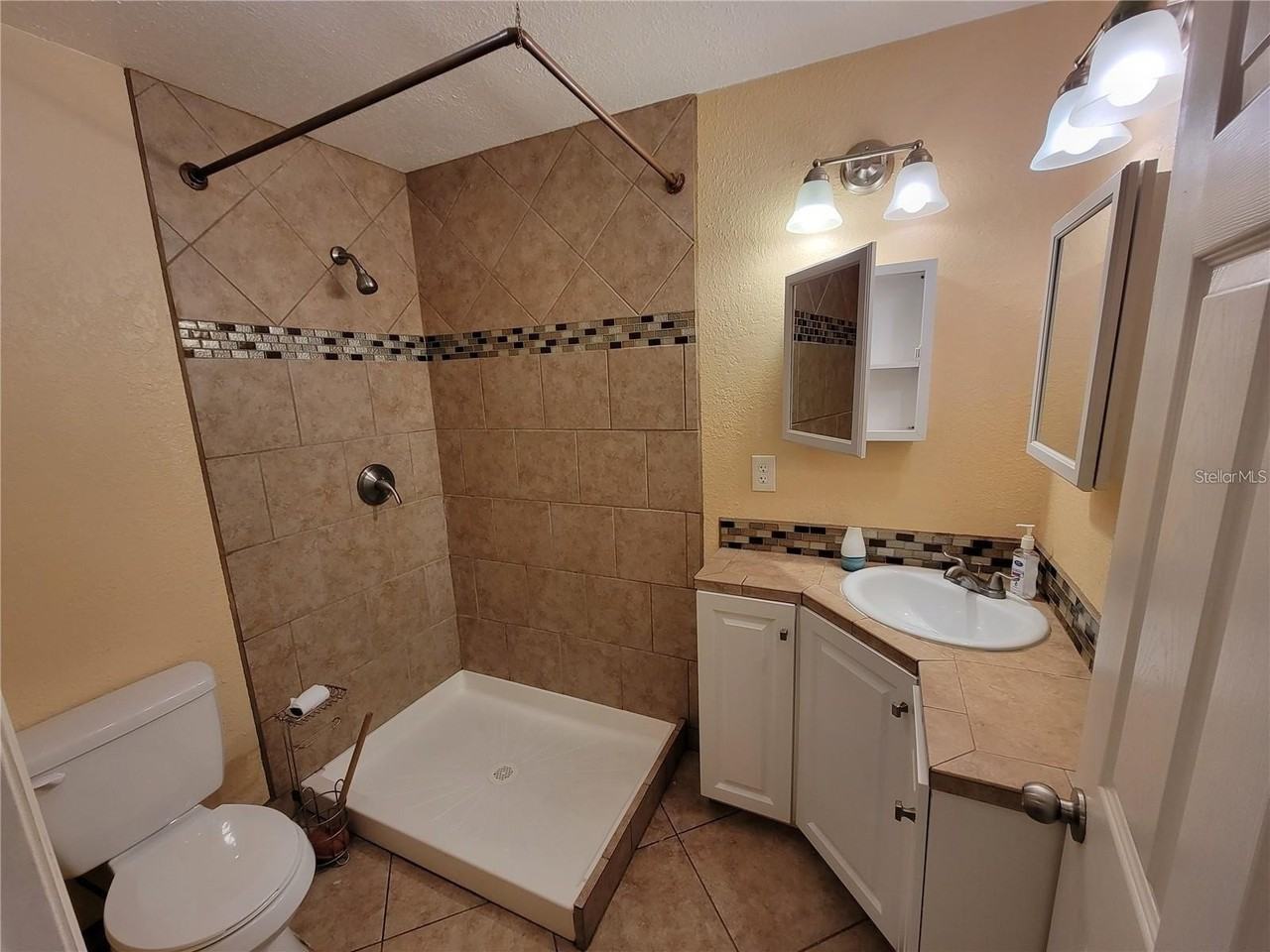 965 Ne 2nd St #4 - Photo 4 of 4