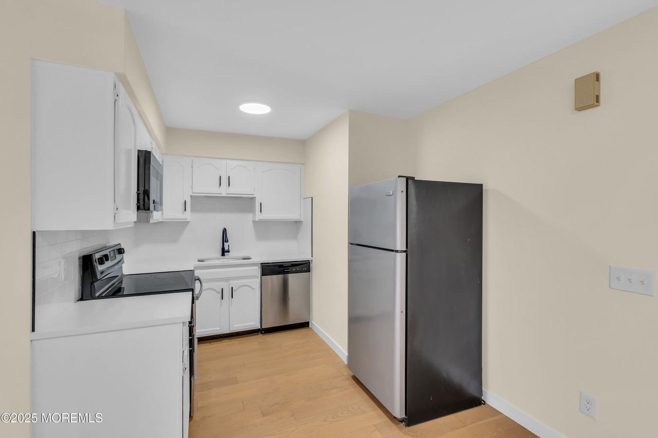 114 3rd Ave Apt 10 #10 - Photo 3 of 15