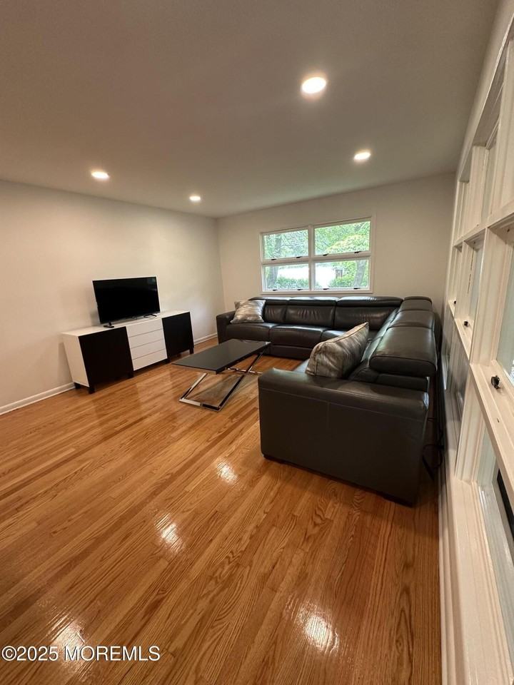 172 Larchwood Ave - Photo 4 of 33