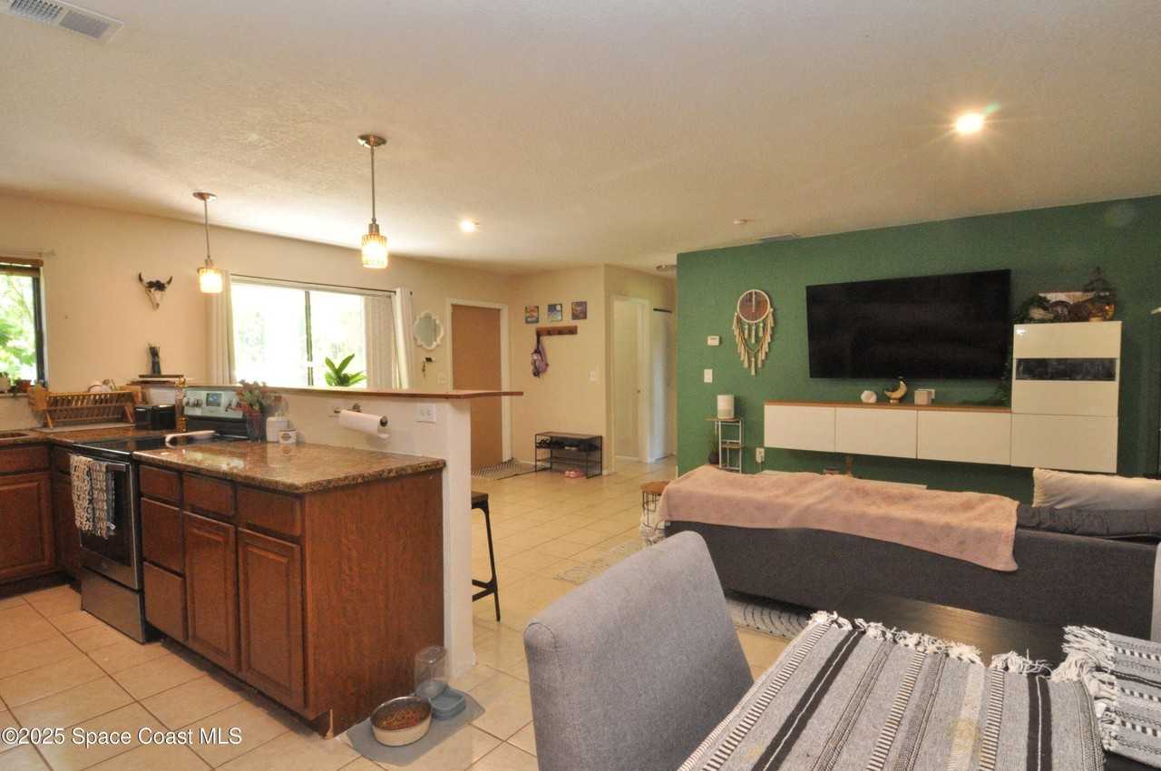 1318 Vancouver Avenue Southeast - Photo 4 of 22