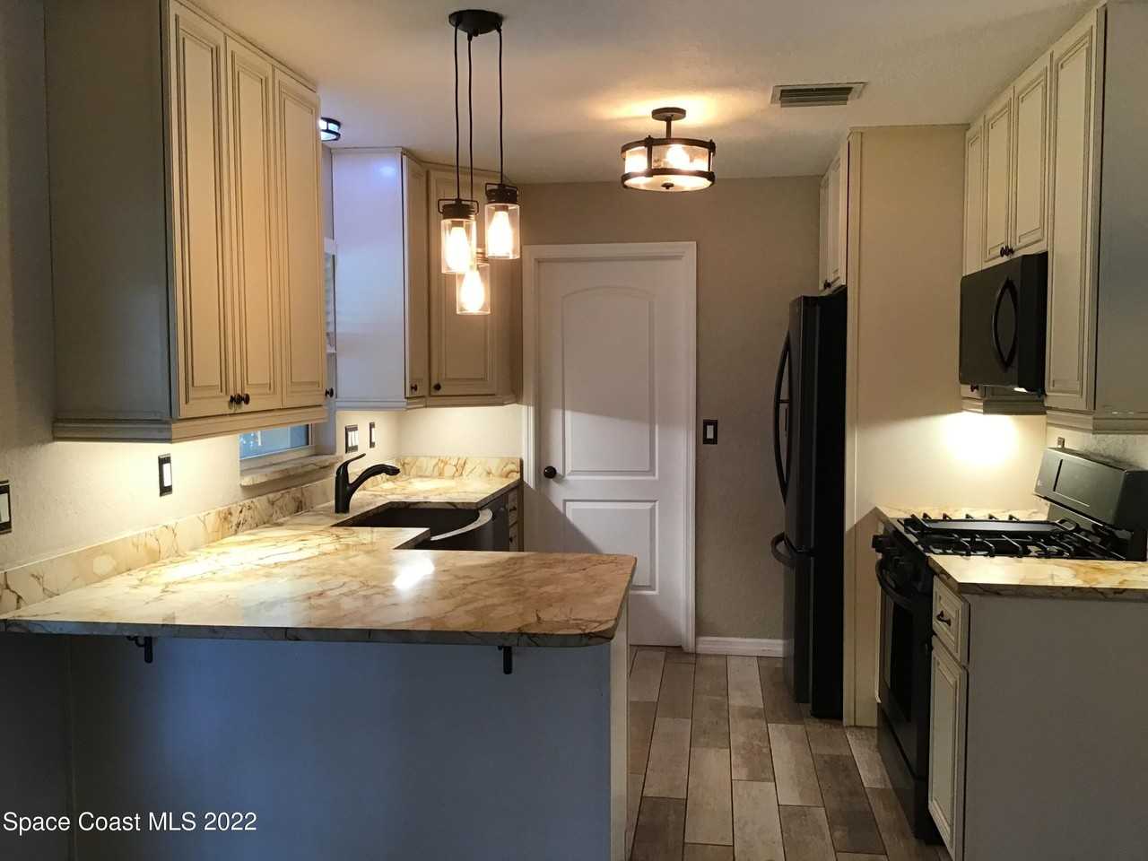 2859 Kingston Ln - Photo 4 of 24