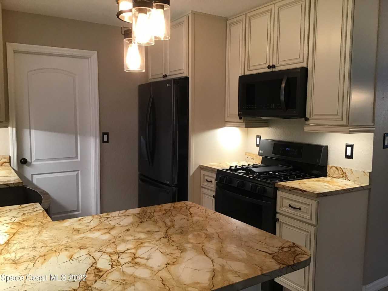 2859 Kingston Ln - Photo 5 of 24