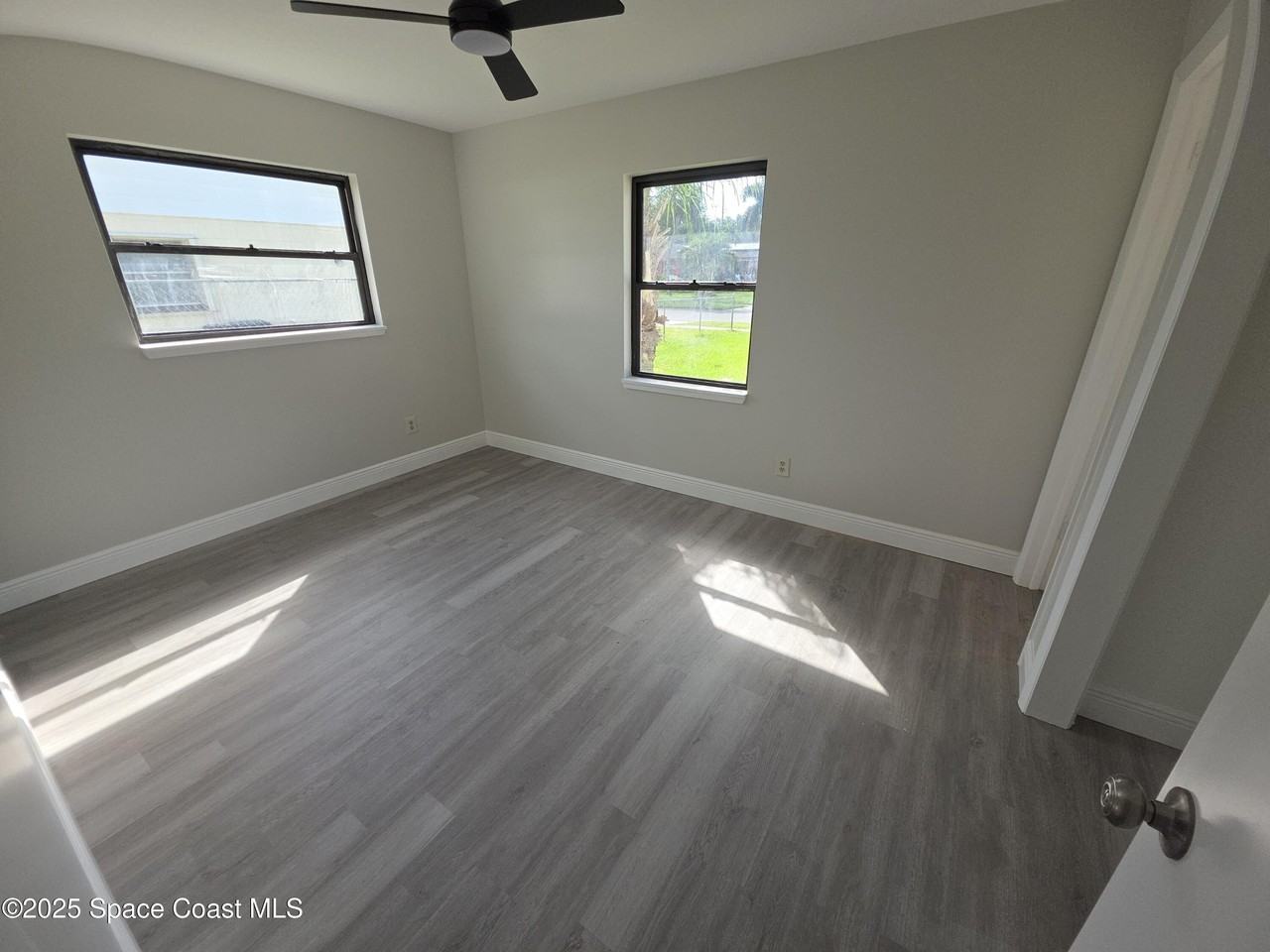 1076 Hermosa Dr - Photo 7 of 9