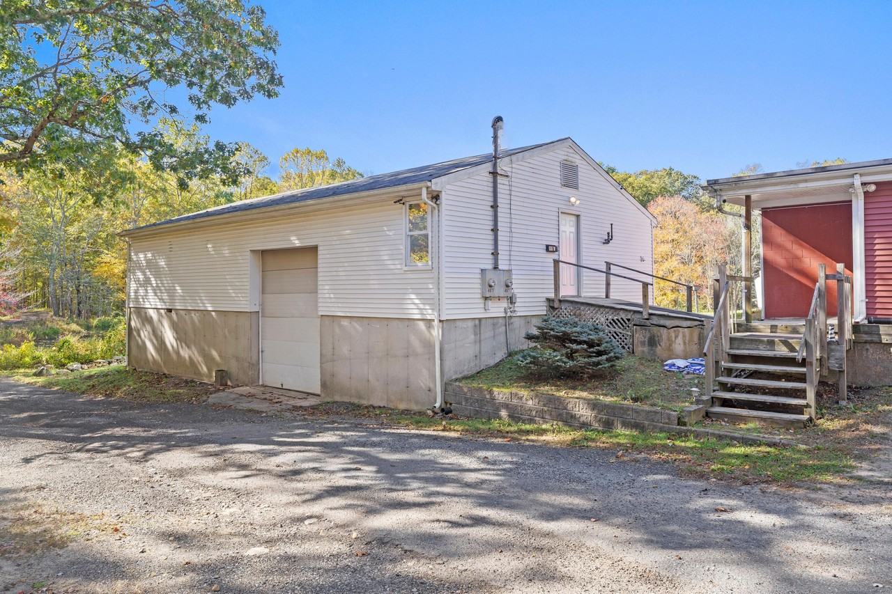 497 Winthrop Rd - Photo 2 of 15