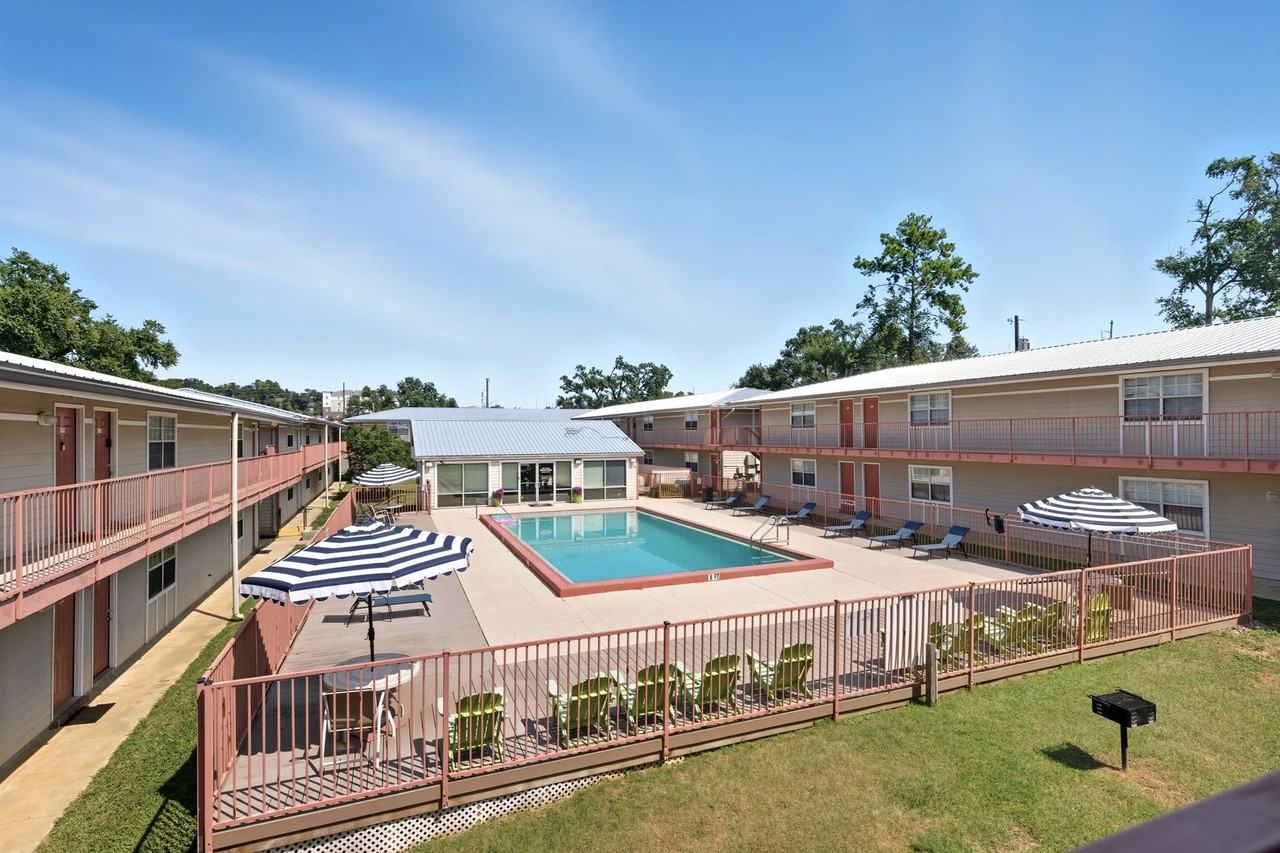 Villa Cristina Apartments & Townhomes – Student Living on the FSU Bus Route - Photo 4 of 50