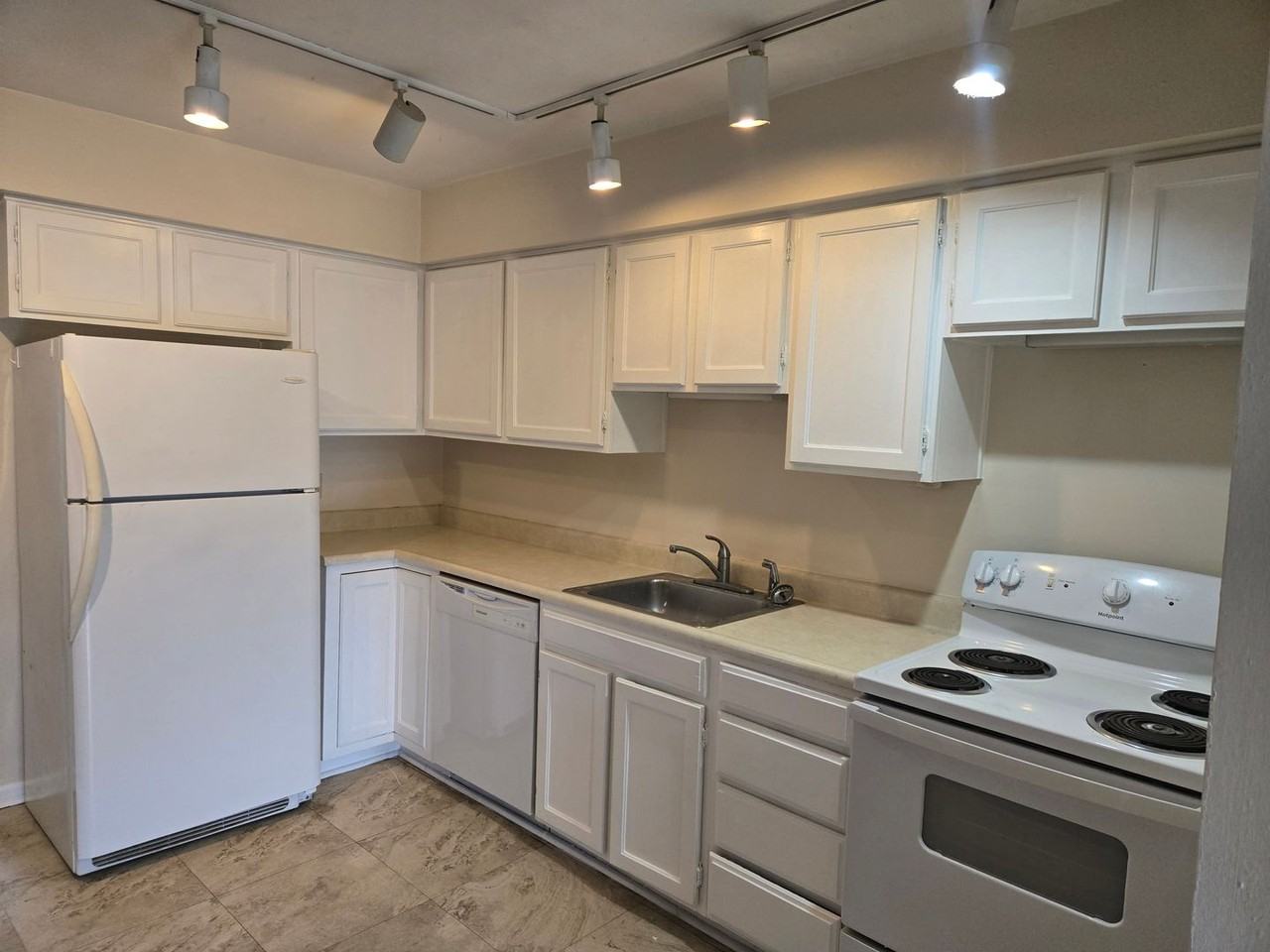 2905 W Marquette Woods Rd - Photo 5 of 10