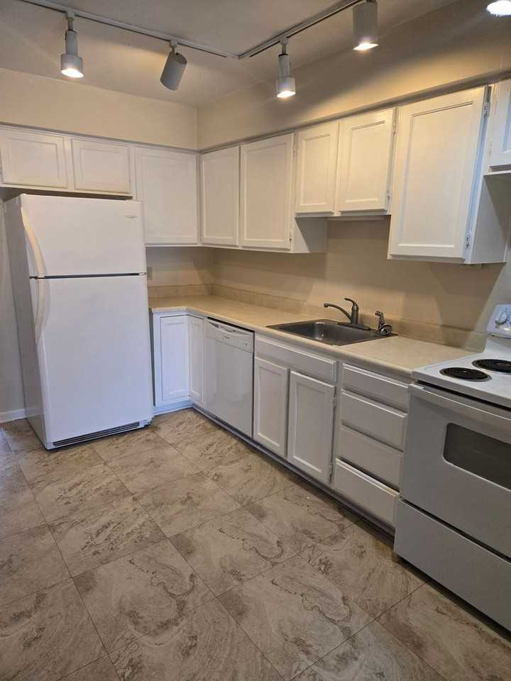 2905 W Marquette Woods Rd - Photo 6 of 10