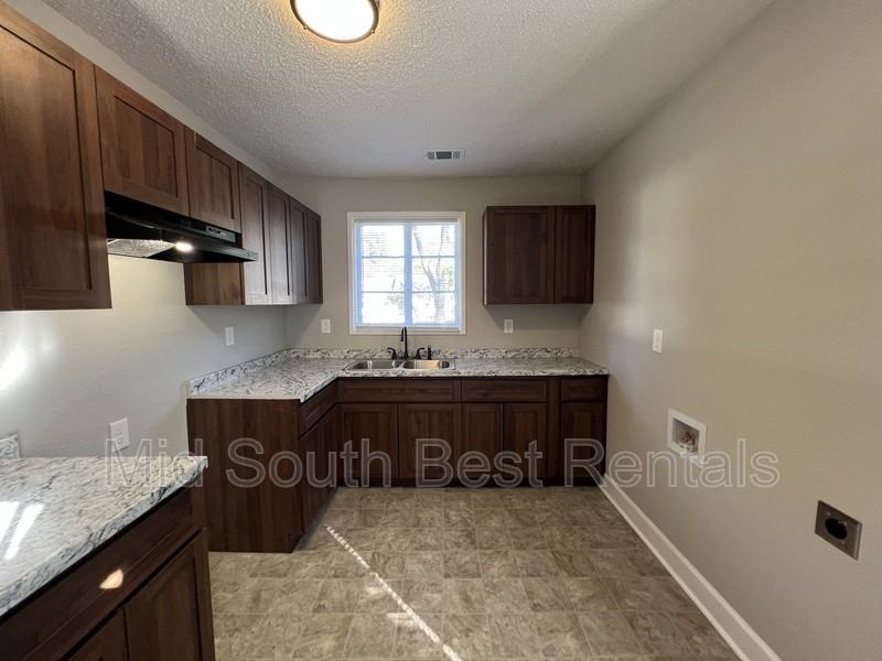1581 Rebecca St - Photo 3 of 10