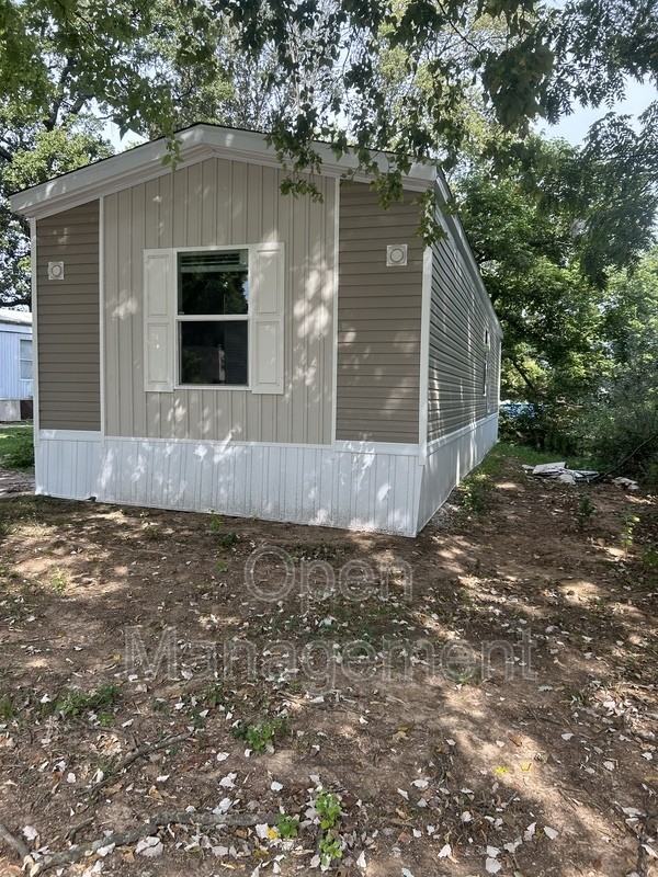 16 English Village Park - Photo 5 of 9