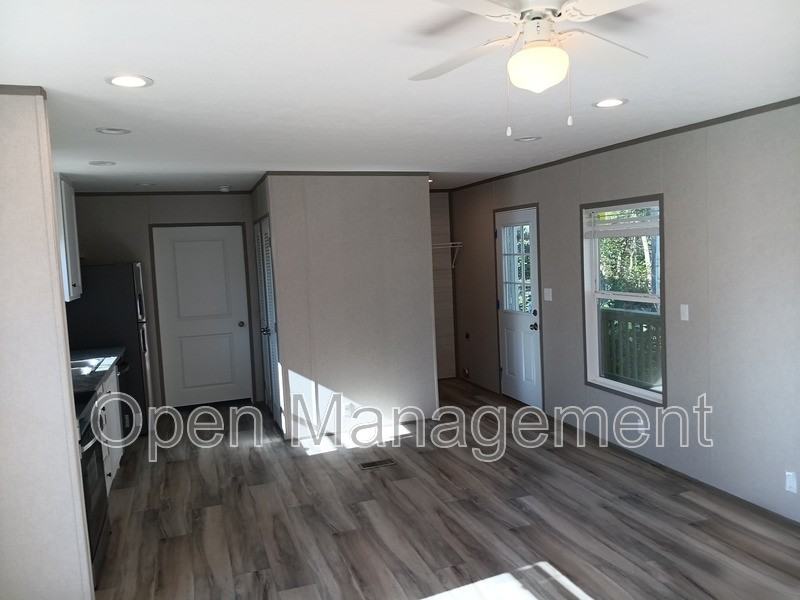 16 English Village Park - Photo 6 of 9