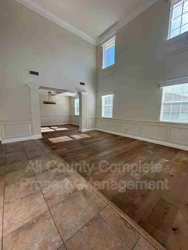 738 W Kings College Dr - Photo 2 of 29