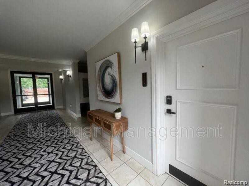 2721 E Maple Rd - Photo 5 of 29