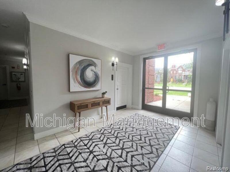 2721 E Maple Rd - Photo 7 of 29