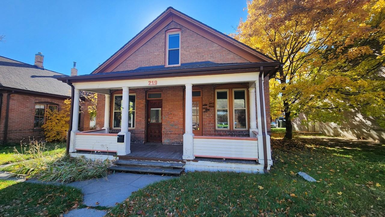 219 N 2nd St W - Photo 2 of 29