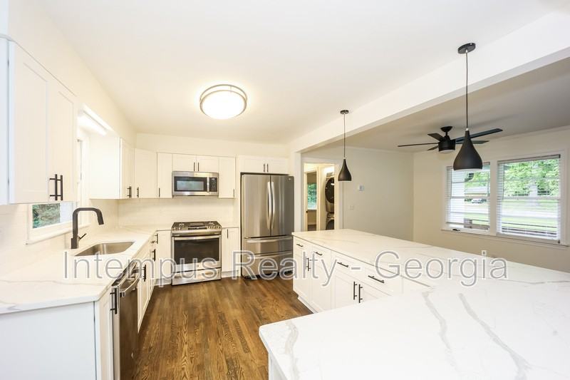 3543 Bouldercrest Rd - Photo 6 of 16