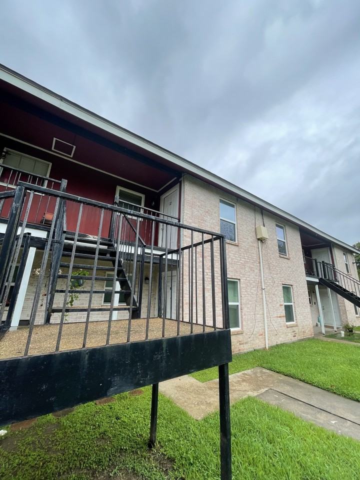 Southern Oaks - Photo 2 of 2