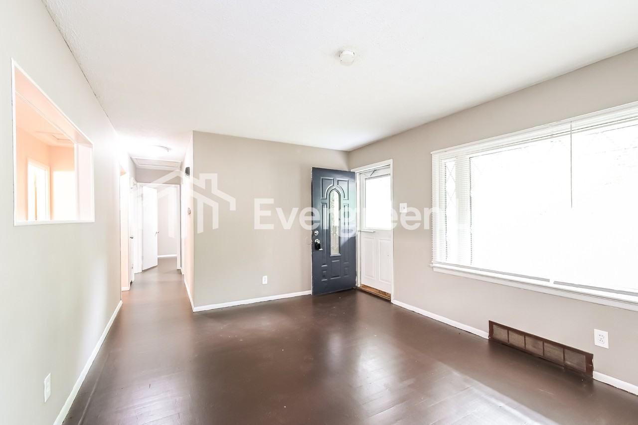 11940 Raymond Ave - Photo 3 of 15