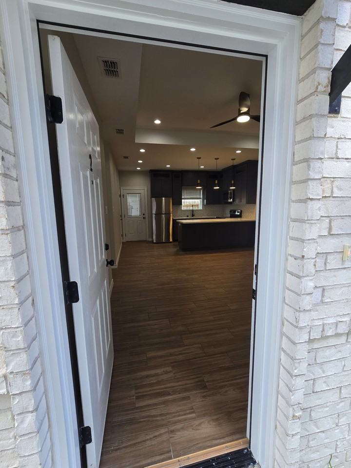 1606 Playa Dr #4 - Photo 4 of 33