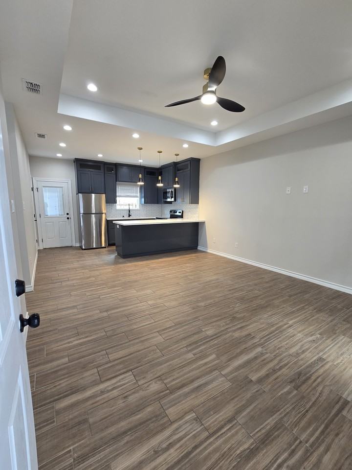 1606 Playa Dr #4 - Photo 5 of 33