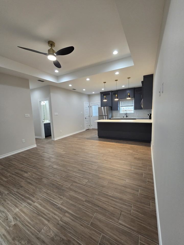 1606 Playa Dr #4 - Photo 6 of 33