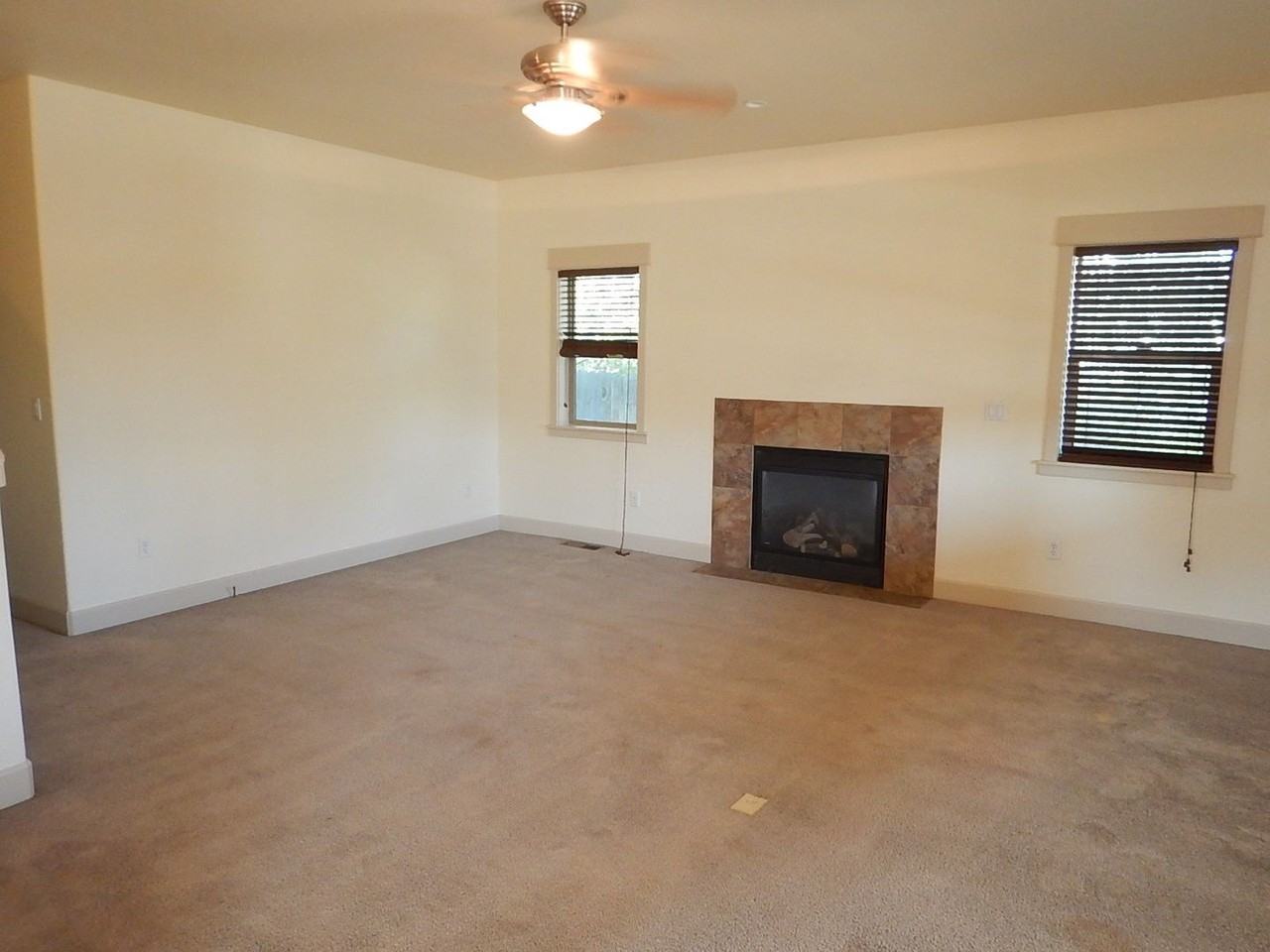 704 Ne Loper Ave - Photo 2 of 25