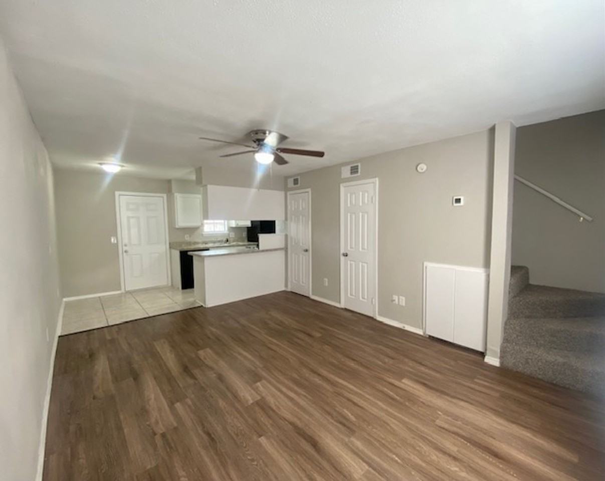 MacArthur Park Townhomes - Photo 4 of 12