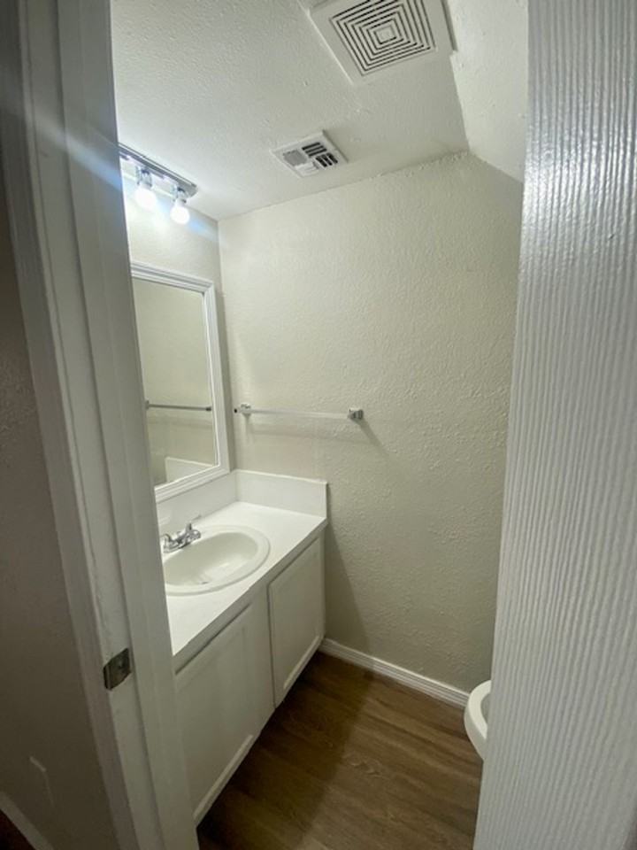 MacArthur Park Townhomes - Photo 6 of 12