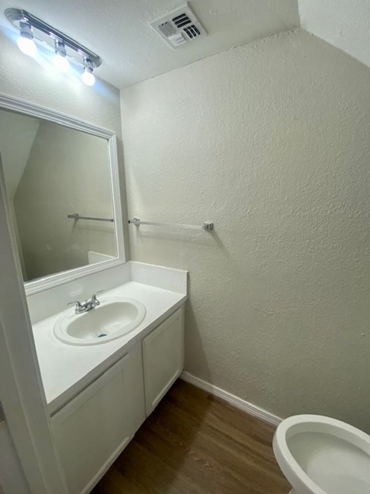 MacArthur Park Townhomes - Photo 7 of 12