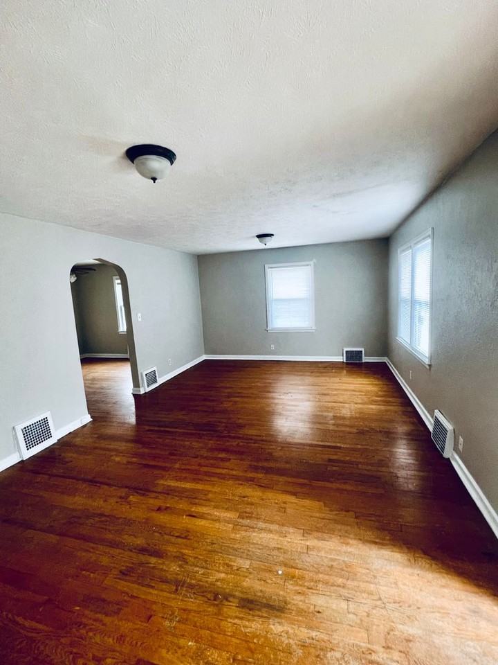 1112 N 50th Ave - Photo 2 of 20