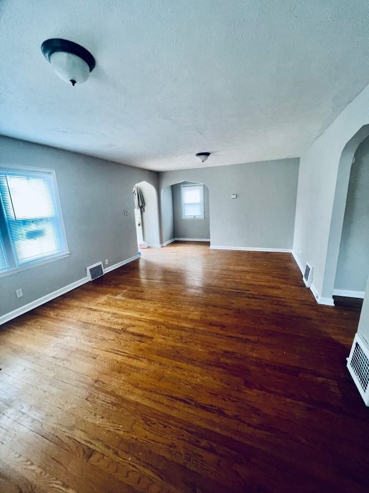 1112 N 50th Ave - Photo 3 of 20