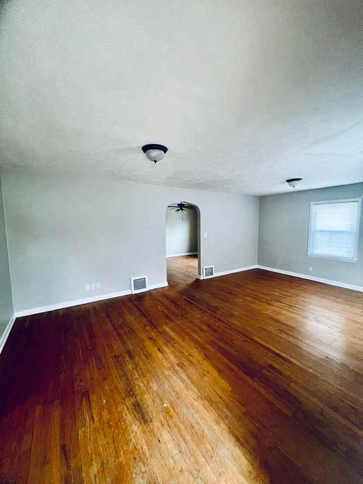 1112 N 50th Ave - Photo 4 of 20