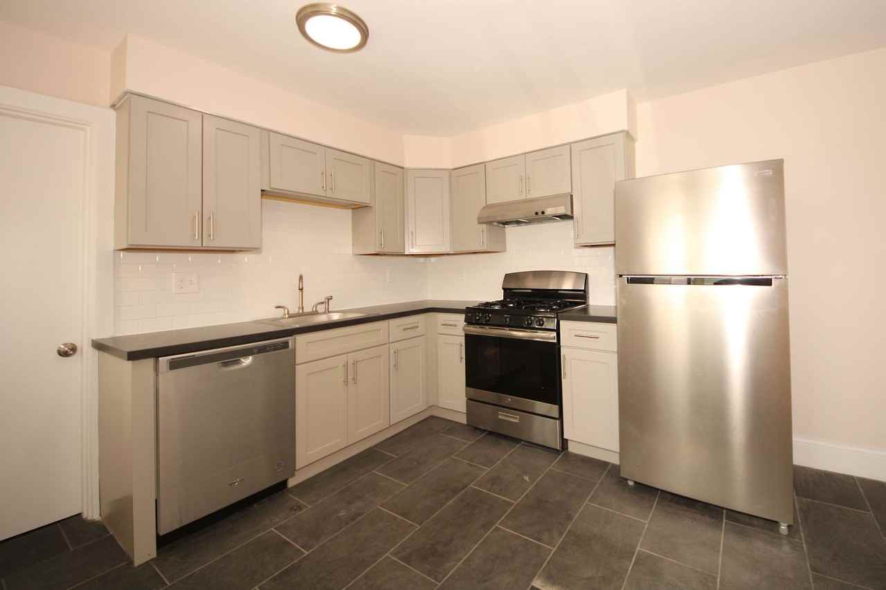 93 Cushing St - Photo 3 of 7